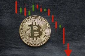 Spot ETF'lerin kabul edilmesiyle beraber 49 bin doları gören Bitcoin 1 haftalık sürede ise çok sert bir düşüş yaşadı. Son günlerde 42 bin dolar seviyelerinde tutunmaya çalışan en büyük kripto para, bu gece saatlerinde ise 40.800 doları gördü.