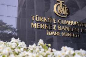 Türkiye Cumhuriyet Merkez Bankası faizi yüzde 42.50'den yüzde 45'e yükseltti. Para Politikası Kurulu, parasal sıkılaştırmanın gecikmeli etkilerini de göz önünde bulundurarak, dezenflasyonun tesisi için gerekli parasal sıkılık düzeyine ulaşıldığını ve bu düzeyin gerektiği müddetçe sürdürüleceğini değerlendirdi.